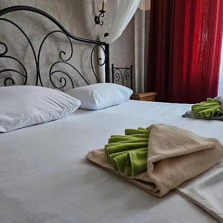 Hotell Paralax 2*